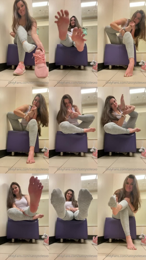 Victoria Soles: Public Self-Worship in a Daring Dressing Room
