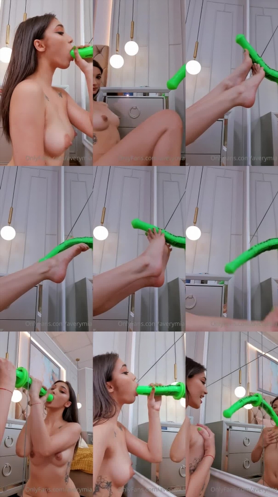 Avery Mia's Steamy Dildo Blowjob Session