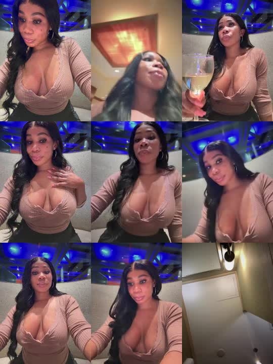 Lillie Nue Stretches Her Ass With Her Dildo