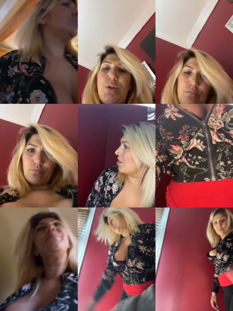 Petite babe facesitting lesbian stepmom